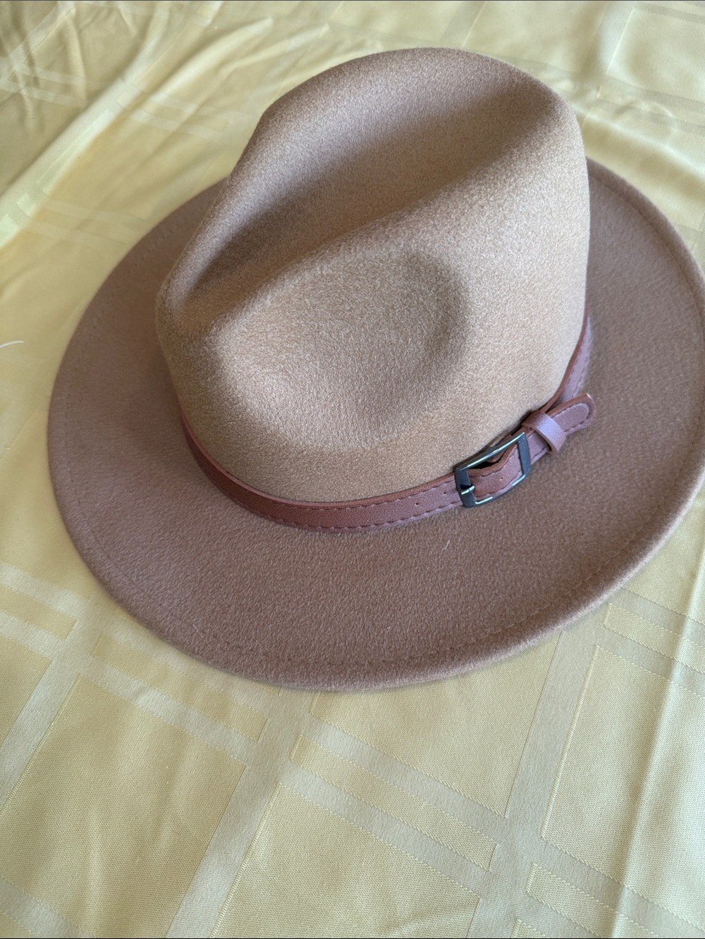 Classic Unisex Wool Blend Felt Fedora Had with Buckle Accent.